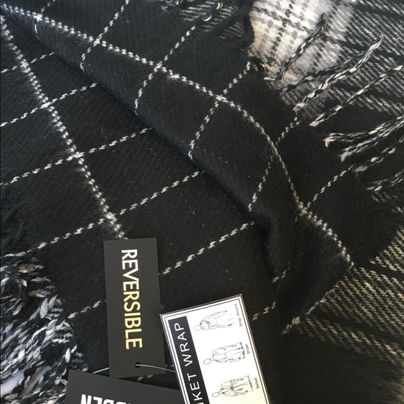 SALE!❤️Steve Madden Reversible Blanket Scarf - Picture 2 of 6